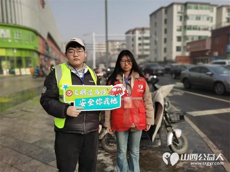 雪融守行途志愿护平安 文水县爱心帮扶志愿者协会的返乡学子赴文水街头守十字路口、传文明理念引导市民规范出行遵守交通秩序用点滴行动绘文明底色 - 第5张 - 山西公益人 雪融守行途志愿护平安 文水县爱心帮扶志愿者协会的返乡学子赴文水街头守十字路口、传文明理念引导市民规范出行遵守交通秩序用点滴行动绘文明底色 - 第5张