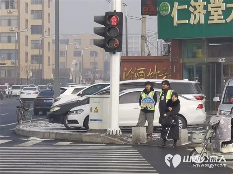 雪融守行途志愿护平安 文水县爱心帮扶志愿者协会的返乡学子赴文水街头守十字路口、传文明理念引导市民规范出行遵守交通秩序用点滴行动绘文明底色 - 第11张 - 山西公益人 雪融守行途志愿护平安 文水县爱心帮扶志愿者协会的返乡学子赴文水街头守十字路口、传文明理念引导市民规范出行遵守交通秩序用点滴行动绘文明底色 - 第11张