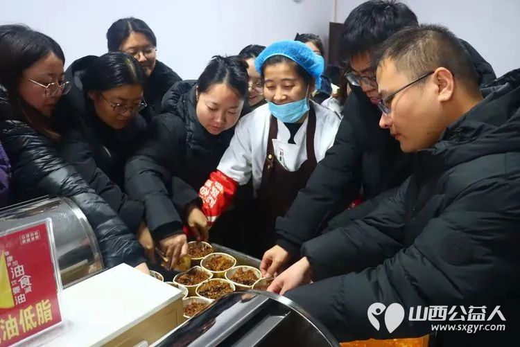 忻州市人才中学在腊八节于早上为全体师生送上了一碗碗热气腾腾软糯香甜的腊八粥让传统文化在校园中落地生根薪火相传 - 第9张 - 山西公益人 忻州市人才中学在腊八节于早上为全体师生送上了一碗碗热气腾腾软糯香甜的腊八粥让传统文化在校园中落地生根薪火相传 - 第9张