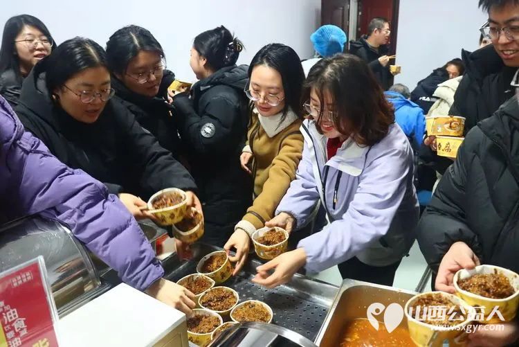 忻州市人才中学在腊八节于早上为全体师生送上了一碗碗热气腾腾软糯香甜的腊八粥让传统文化在校园中落地生根薪火相传 - 第7张 - 山西公益人 忻州市人才中学在腊八节于早上为全体师生送上了一碗碗热气腾腾软糯香甜的腊八粥让传统文化在校园中落地生根薪火相传 - 第7张