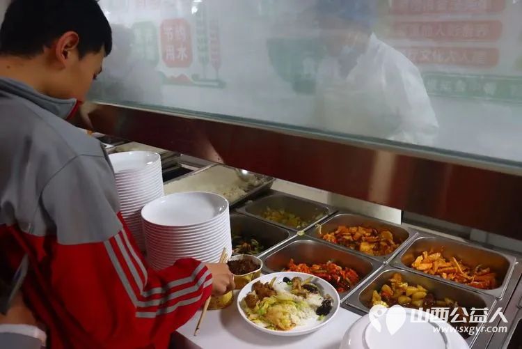 忻州市人才中学在腊八节于早上为全体师生送上了一碗碗热气腾腾软糯香甜的腊八粥让传统文化在校园中落地生根薪火相传 - 第6张 - 山西公益人 忻州市人才中学在腊八节于早上为全体师生送上了一碗碗热气腾腾软糯香甜的腊八粥让传统文化在校园中落地生根薪火相传 - 第6张