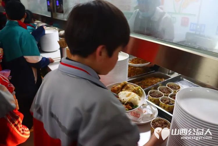 忻州市人才中学在腊八节于早上为全体师生送上了一碗碗热气腾腾软糯香甜的腊八粥让传统文化在校园中落地生根薪火相传 - 第12张 - 山西公益人 忻州市人才中学在腊八节于早上为全体师生送上了一碗碗热气腾腾软糯香甜的腊八粥让传统文化在校园中落地生根薪火相传 - 第12张