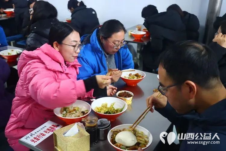 忻州市人才中学在腊八节于早上为全体师生送上了一碗碗热气腾腾软糯香甜的腊八粥让传统文化在校园中落地生根薪火相传 - 第4张 - 山西公益人 忻州市人才中学在腊八节于早上为全体师生送上了一碗碗热气腾腾软糯香甜的腊八粥让传统文化在校园中落地生根薪火相传 - 第4张