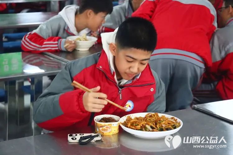 忻州市人才中学在腊八节于早上为全体师生送上了一碗碗热气腾腾软糯香甜的腊八粥让传统文化在校园中落地生根薪火相传 - 第10张 - 山西公益人 忻州市人才中学在腊八节于早上为全体师生送上了一碗碗热气腾腾软糯香甜的腊八粥让传统文化在校园中落地生根薪火相传 - 第10张