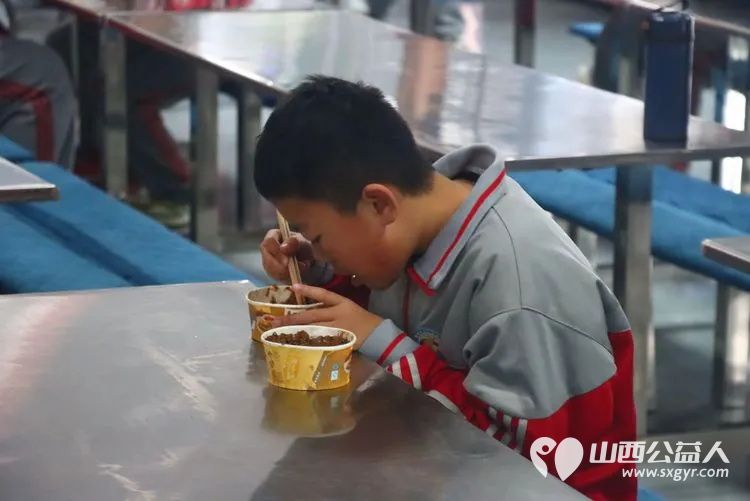 忻州市人才中学在腊八节于早上为全体师生送上了一碗碗热气腾腾软糯香甜的腊八粥让传统文化在校园中落地生根薪火相传 - 第13张 - 山西公益人 忻州市人才中学在腊八节于早上为全体师生送上了一碗碗热气腾腾软糯香甜的腊八粥让传统文化在校园中落地生根薪火相传 - 第13张