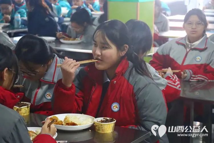 忻州市人才中学在腊八节于早上为全体师生送上了一碗碗热气腾腾软糯香甜的腊八粥让传统文化在校园中落地生根薪火相传 - 第1张 - 山西公益人 忻州市人才中学在腊八节于早上为全体师生送上了一碗碗热气腾腾软糯香甜的腊八粥让传统文化在校园中落地生根薪火相传 - 第1张