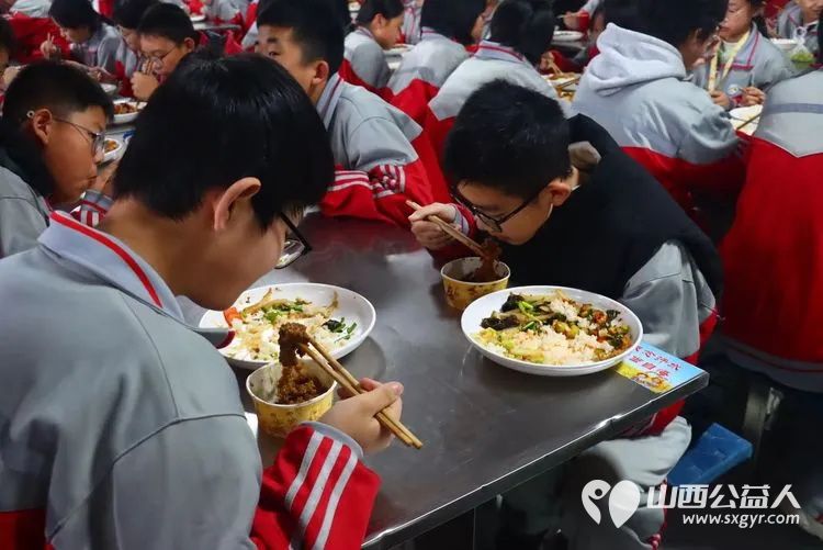 忻州市人才中学在腊八节于早上为全体师生送上了一碗碗热气腾腾软糯香甜的腊八粥让传统文化在校园中落地生根薪火相传 - 第2张 - 山西公益人 忻州市人才中学在腊八节于早上为全体师生送上了一碗碗热气腾腾软糯香甜的腊八粥让传统文化在校园中落地生根薪火相传 - 第2张