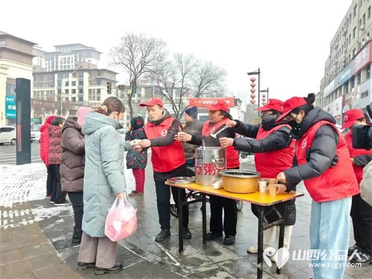 冬日里的温暖接力----长治市潞城区正能量公益协会志愿者用行动点亮城市公益在腊八节熬制了数百碗腊八粥为交警环卫工人外卖小哥及路人们送上 - 第3张 - 山西公益人 冬日里的温暖接力----长治市潞城区正能量公益协会志愿者用行动点亮城市公益在腊八节熬制了数百碗腊八粥为交警环卫工人外卖小哥及路人们送上 - 第3张