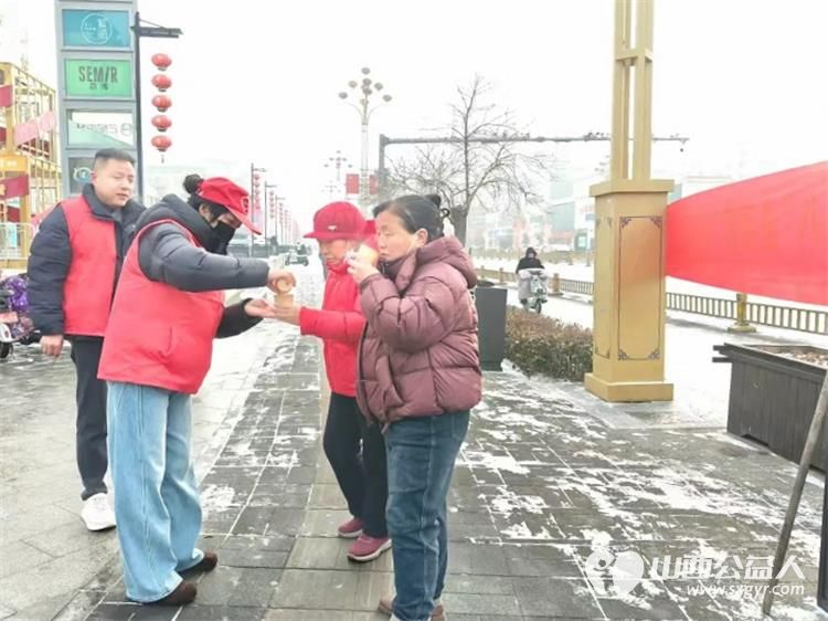 冬日里的温暖接力----长治市潞城区正能量公益协会志愿者用行动点亮城市公益在腊八节熬制了数百碗腊八粥为交警环卫工人外卖小哥及路人们送上 - 第18张 - 山西公益人 冬日里的温暖接力----长治市潞城区正能量公益协会志愿者用行动点亮城市公益在腊八节熬制了数百碗腊八粥为交警环卫工人外卖小哥及路人们送上 - 第18张