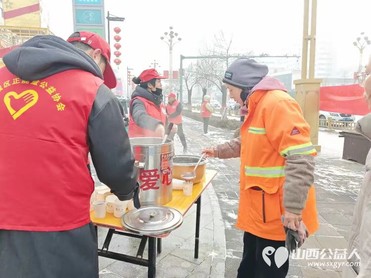 冬日里的温暖接力----长治市潞城区正能量公益协会志愿者用行动点亮城市公益在腊八节熬制了数百碗腊八粥为交警环卫工人外卖小哥及路人们送上 - 第14张 - 山西公益人 冬日里的温暖接力----长治市潞城区正能量公益协会志愿者用行动点亮城市公益在腊八节熬制了数百碗腊八粥为交警环卫工人外卖小哥及路人们送上 - 第14张