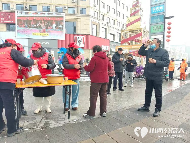 冬日里的温暖接力----长治市潞城区正能量公益协会志愿者用行动点亮城市公益在腊八节熬制了数百碗腊八粥为交警环卫工人外卖小哥及路人们送上 - 第15张 - 山西公益人 冬日里的温暖接力----长治市潞城区正能量公益协会志愿者用行动点亮城市公益在腊八节熬制了数百碗腊八粥为交警环卫工人外卖小哥及路人们送上 - 第15张