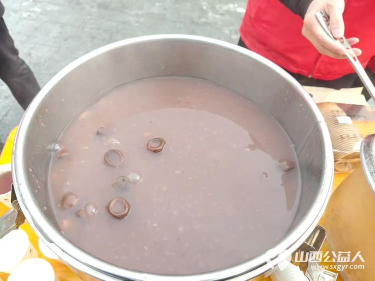 冬日里的温暖接力----长治市潞城区正能量公益协会志愿者用行动点亮城市公益在腊八节熬制了数百碗腊八粥为交警环卫工人外卖小哥及路人们送上 - 第19张 - 山西公益人 冬日里的温暖接力----长治市潞城区正能量公益协会志愿者用行动点亮城市公益在腊八节熬制了数百碗腊八粥为交警环卫工人外卖小哥及路人们送上 - 第19张