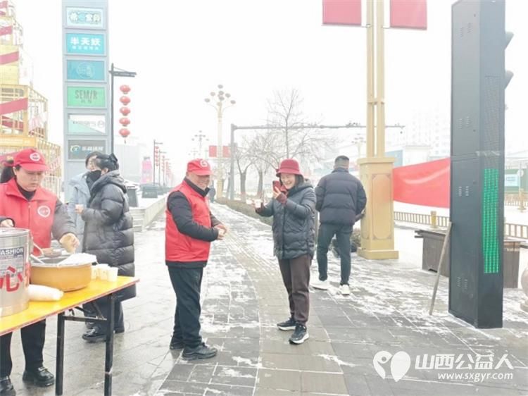 冬日里的温暖接力----长治市潞城区正能量公益协会志愿者用行动点亮城市公益在腊八节熬制了数百碗腊八粥为交警环卫工人外卖小哥及路人们送上 - 第17张 - 山西公益人 冬日里的温暖接力----长治市潞城区正能量公益协会志愿者用行动点亮城市公益在腊八节熬制了数百碗腊八粥为交警环卫工人外卖小哥及路人们送上 - 第17张