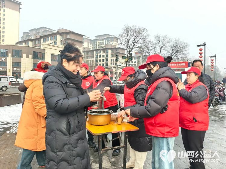 冬日里的温暖接力----长治市潞城区正能量公益协会志愿者用行动点亮城市公益在腊八节熬制了数百碗腊八粥为交警环卫工人外卖小哥及路人们送上 - 第16张 - 山西公益人 冬日里的温暖接力----长治市潞城区正能量公益协会志愿者用行动点亮城市公益在腊八节熬制了数百碗腊八粥为交警环卫工人外卖小哥及路人们送上 - 第16张
