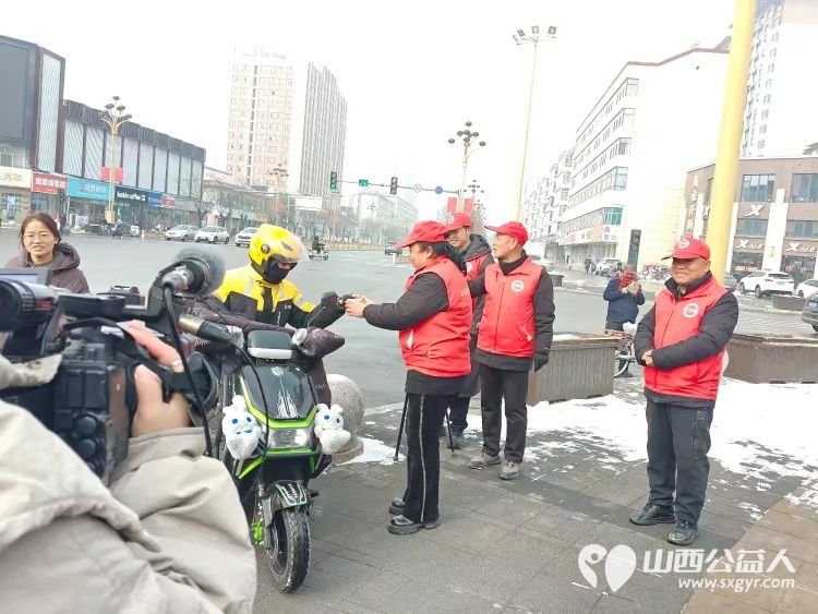 冬日里的温暖接力----长治市潞城区正能量公益协会志愿者用行动点亮城市公益在腊八节熬制了数百碗腊八粥为交警环卫工人外卖小哥及路人们送上 - 第13张 - 山西公益人 冬日里的温暖接力----长治市潞城区正能量公益协会志愿者用行动点亮城市公益在腊八节熬制了数百碗腊八粥为交警环卫工人外卖小哥及路人们送上 - 第13张
