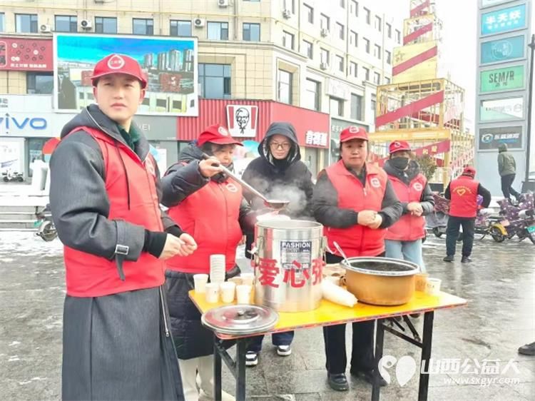 冬日里的温暖接力----长治市潞城区正能量公益协会志愿者用行动点亮城市公益在腊八节熬制了数百碗腊八粥为交警环卫工人外卖小哥及路人们送上 - 第10张 - 山西公益人 冬日里的温暖接力----长治市潞城区正能量公益协会志愿者用行动点亮城市公益在腊八节熬制了数百碗腊八粥为交警环卫工人外卖小哥及路人们送上 - 第10张