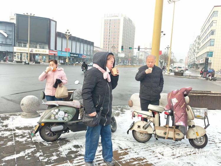 冬日里的温暖接力----长治市潞城区正能量公益协会志愿者用行动点亮城市公益在腊八节熬制了数百碗腊八粥为交警环卫工人外卖小哥及路人们送上 - 第11张 - 山西公益人 冬日里的温暖接力----长治市潞城区正能量公益协会志愿者用行动点亮城市公益在腊八节熬制了数百碗腊八粥为交警环卫工人外卖小哥及路人们送上 - 第11张