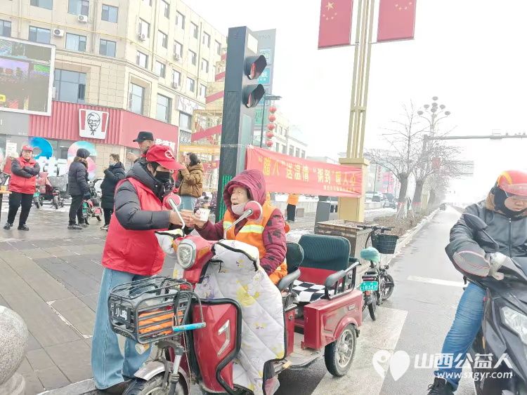 冬日里的温暖接力----长治市潞城区正能量公益协会志愿者用行动点亮城市公益在腊八节熬制了数百碗腊八粥为交警环卫工人外卖小哥及路人们送上 - 第9张 - 山西公益人 冬日里的温暖接力----长治市潞城区正能量公益协会志愿者用行动点亮城市公益在腊八节熬制了数百碗腊八粥为交警环卫工人外卖小哥及路人们送上 - 第9张