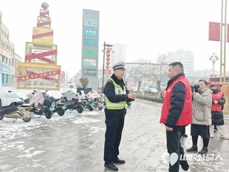 冬日里的温暖接力----长治市潞城区正能量公益协会志愿者用行动点亮城市公益在腊八节熬制了数百碗腊八粥为交警环卫工人外卖小哥及路人们送上 - 第6张 - 山西公益人 冬日里的温暖接力----长治市潞城区正能量公益协会志愿者用行动点亮城市公益在腊八节熬制了数百碗腊八粥为交警环卫工人外卖小哥及路人们送上 - 第6张