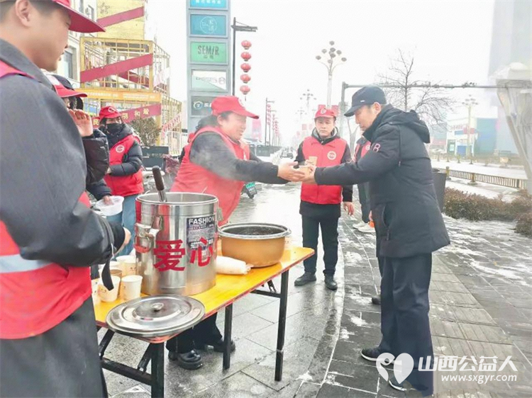 冬日里的温暖接力----长治市潞城区正能量公益协会志愿者用行动点亮城市公益在腊八节熬制了数百碗腊八粥为交警环卫工人外卖小哥及路人们送上 - 第2张 - 山西公益人 冬日里的温暖接力----长治市潞城区正能量公益协会志愿者用行动点亮城市公益在腊八节熬制了数百碗腊八粥为交警环卫工人外卖小哥及路人们送上 - 第2张