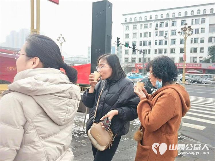 冬日里的温暖接力----长治市潞城区正能量公益协会志愿者用行动点亮城市公益在腊八节熬制了数百碗腊八粥为交警环卫工人外卖小哥及路人们送上 - 第5张 - 山西公益人 冬日里的温暖接力----长治市潞城区正能量公益协会志愿者用行动点亮城市公益在腊八节熬制了数百碗腊八粥为交警环卫工人外卖小哥及路人们送上 - 第5张