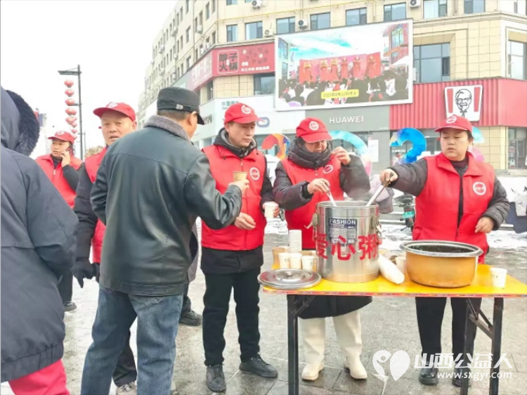 冬日里的温暖接力----长治市潞城区正能量公益协会志愿者用行动点亮城市公益在腊八节熬制了数百碗腊八粥为交警环卫工人外卖小哥及路人们送上 - 第4张 - 山西公益人 冬日里的温暖接力----长治市潞城区正能量公益协会志愿者用行动点亮城市公益在腊八节熬制了数百碗腊八粥为交警环卫工人外卖小哥及路人们送上 - 第4张