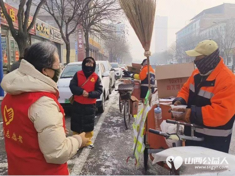 腊八粥香暖人心文明实践志愿行----忻府区阳光爱心公益志愿者团队开展腊八节送温暖活动一碗碗热气腾腾的腊八粥为冬日里的环卫工人和群众送去了浓浓的暖意 - 第4张