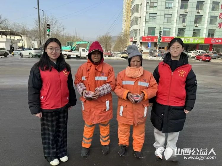 共青团·伙伴计划 腊八粥暖温情常在 吕梁市离石区青年志愿者协会联合尉汾路社区组织青少年与社区老人共赴一场腊八之约用行动传递温暖以真情融化寒冬 - 第9张 - 山西公益人 共青团·伙伴计划 腊八粥暖温情常在 吕梁市离石区青年志愿者协会联合尉汾路社区组织青少年与社区老人共赴一场腊八之约用行动传递温暖以真情融化寒冬 - 第9张