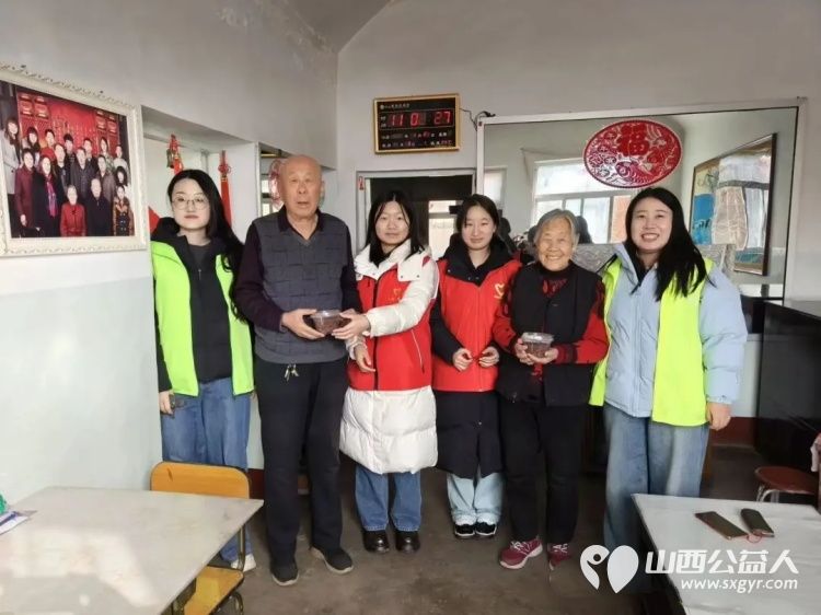 共青团·伙伴计划 腊八粥暖温情常在 吕梁市离石区青年志愿者协会联合尉汾路社区组织青少年与社区老人共赴一场腊八之约用行动传递温暖以真情融化寒冬 - 第10张 - 山西公益人 共青团·伙伴计划 腊八粥暖温情常在 吕梁市离石区青年志愿者协会联合尉汾路社区组织青少年与社区老人共赴一场腊八之约用行动传递温暖以真情融化寒冬 - 第10张