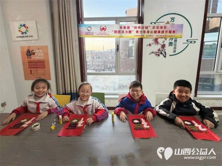 共青团·伙伴计划 腊八粥暖温情常在 吕梁市离石区青年志愿者协会联合尉汾路社区组织青少年与社区老人共赴一场腊八之约用行动传递温暖以真情融化寒冬 - 第4张 - 山西公益人 共青团·伙伴计划 腊八粥暖温情常在 吕梁市离石区青年志愿者协会联合尉汾路社区组织青少年与社区老人共赴一场腊八之约用行动传递温暖以真情融化寒冬 - 第4张