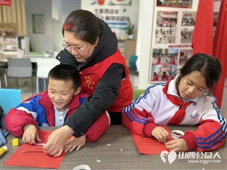 共青团·伙伴计划 腊八粥暖温情常在 吕梁市离石区青年志愿者协会联合尉汾路社区组织青少年与社区老人共赴一场腊八之约用行动传递温暖以真情融化寒冬 - 第6张 - 山西公益人 共青团·伙伴计划 腊八粥暖温情常在 吕梁市离石区青年志愿者协会联合尉汾路社区组织青少年与社区老人共赴一场腊八之约用行动传递温暖以真情融化寒冬 - 第6张