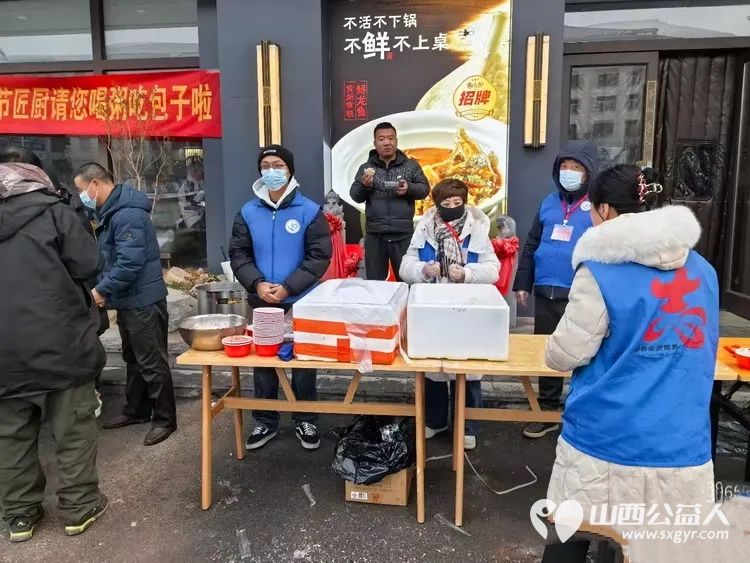 腊八情浓暖心粥 长治市小雨点公益志愿者协会腊八节为大家祈福赠送爱心粥爱心包子为一线工人和户外工作者广大民众送去了一份浓浓的爱意 - 第10张 - 山西公益人 腊八情浓暖心粥 长治市小雨点公益志愿者协会腊八节为大家祈福赠送爱心粥爱心包子为一线工人和户外工作者广大民众送去了一份浓浓的爱意 - 第10张