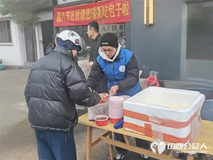 腊八情浓暖心粥 长治市小雨点公益志愿者协会腊八节为大家祈福赠送爱心粥爱心包子为一线工人和户外工作者广大民众送去了一份浓浓的爱意 - 第9张 - 山西公益人 腊八情浓暖心粥 长治市小雨点公益志愿者协会腊八节为大家祈福赠送爱心粥爱心包子为一线工人和户外工作者广大民众送去了一份浓浓的爱意 - 第9张