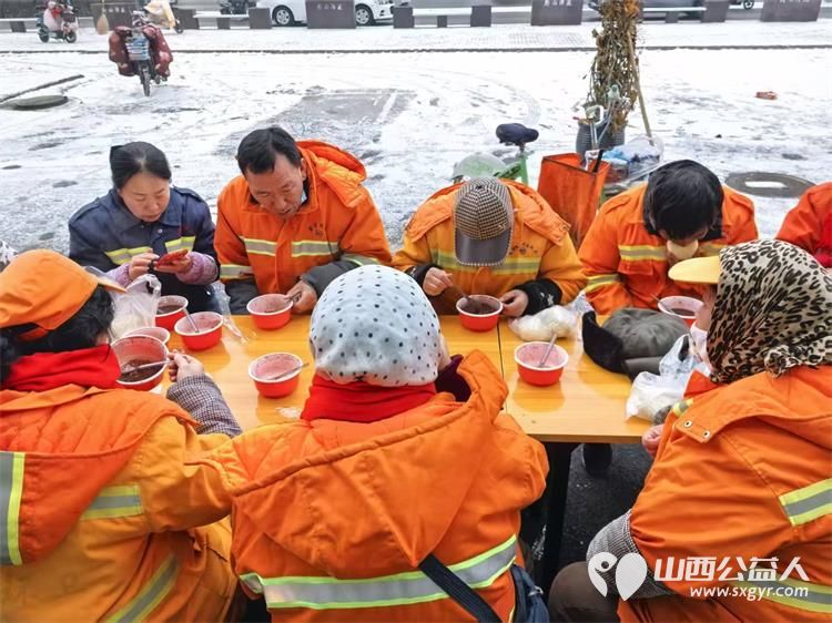 腊八情浓暖心粥 长治市小雨点公益志愿者协会腊八节为大家祈福赠送爱心粥爱心包子为一线工人和户外工作者广大民众送去了一份浓浓的爱意 - 第7张 - 山西公益人 腊八情浓暖心粥 长治市小雨点公益志愿者协会腊八节为大家祈福赠送爱心粥爱心包子为一线工人和户外工作者广大民众送去了一份浓浓的爱意 - 第7张