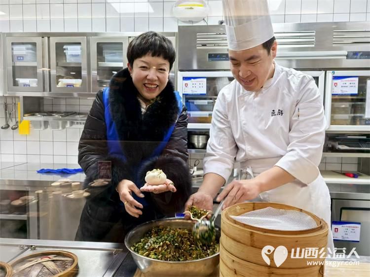 腊八情浓暖心粥 长治市小雨点公益志愿者协会腊八节为大家祈福赠送爱心粥爱心包子为一线工人和户外工作者广大民众送去了一份浓浓的爱意 - 第5张 - 山西公益人 腊八情浓暖心粥 长治市小雨点公益志愿者协会腊八节为大家祈福赠送爱心粥爱心包子为一线工人和户外工作者广大民众送去了一份浓浓的爱意 - 第5张