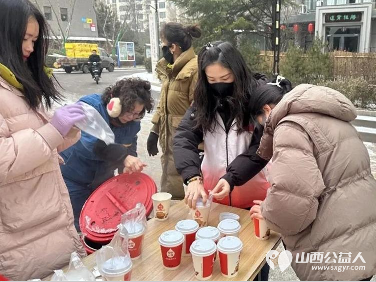 浓情腊八粥爱洒腊八节 长治市正能量公益协会在腊八节举办了赠粥活动四个腊八粥发放点位热闹非凡 - 第15张