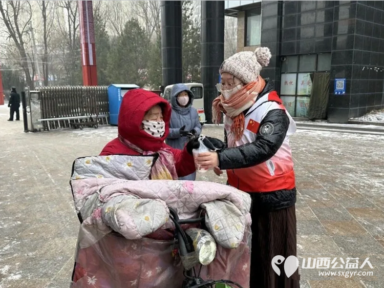 浓情腊八粥爱洒腊八节 长治市正能量公益协会在腊八节举办了赠粥活动四个腊八粥发放点位热闹非凡 - 第16张