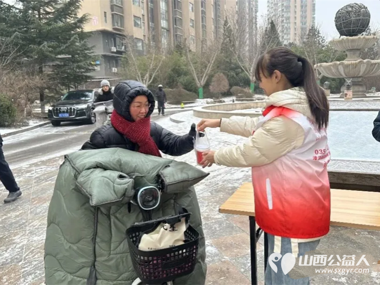 浓情腊八粥爱洒腊八节 长治市正能量公益协会在腊八节举办了赠粥活动四个腊八粥发放点位热闹非凡 - 第12张