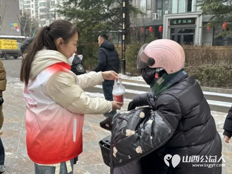 浓情腊八粥爱洒腊八节 长治市正能量公益协会在腊八节举办了赠粥活动四个腊八粥发放点位热闹非凡 - 第13张