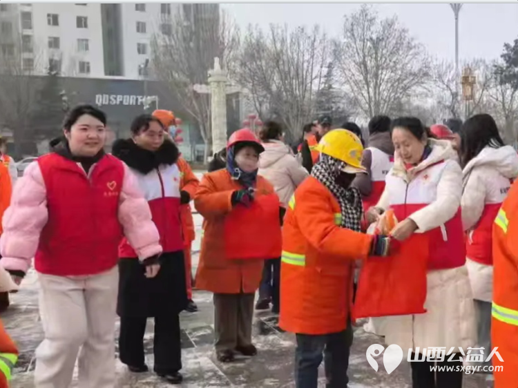 点滴关怀聚暖流寒冬帮扶暖人心----长治市屯留区红十字会腊八节活动传递温情志愿者们准备了食用醋面片对联保暖手套耳罩等物资送到环卫工人手中 - 第5张
