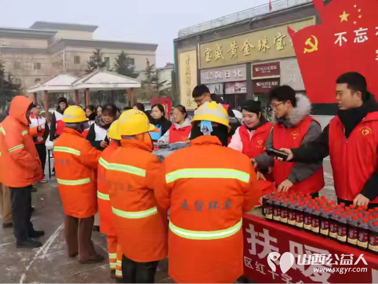 点滴关怀聚暖流寒冬帮扶暖人心----长治市屯留区红十字会腊八节活动传递温情志愿者们准备了食用醋面片对联保暖手套耳罩等物资送到环卫工人手中 - 第2张