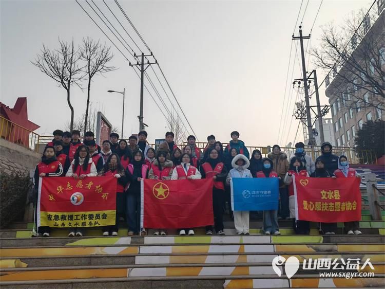 携手志愿之行共绘家乡之美 文水县爱心帮扶志愿者协会组织返乡大学生与志愿者们共同奔赴文峪河畔、县城重要路口服务县城的和谐稳定 - 第1张