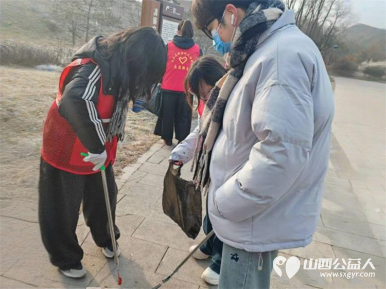 携手志愿之行共绘家乡之美 文水县爱心帮扶志愿者协会组织返乡大学生与志愿者们共同奔赴文峪河畔、县城重要路口服务县城的和谐稳定 - 第4张