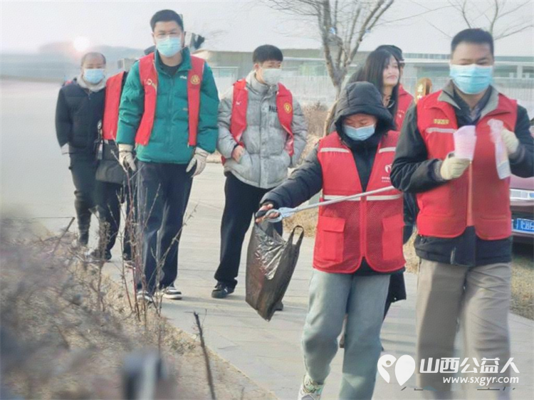 携手志愿之行共绘家乡之美 文水县爱心帮扶志愿者协会组织返乡大学生与志愿者们共同奔赴文峪河畔、县城重要路口服务县城的和谐稳定 - 第3张