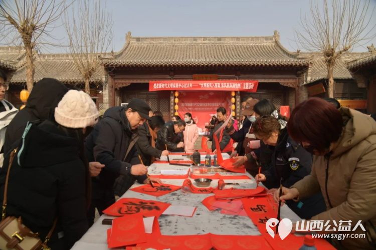 墨香粥暖迎新春·秀容志愿传温情----忻州市秀容志愿团队助力秀容书院博物馆新春文明实践活动以晒春联整春联的实干身影为年俗盛宴注入志愿力量 - 第4张