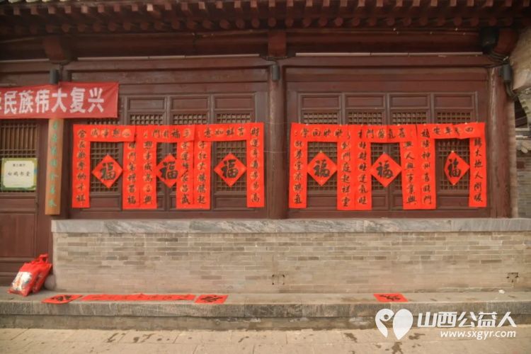 墨香粥暖迎新春·秀容志愿传温情----忻州市秀容志愿团队助力秀容书院博物馆新春文明实践活动以晒春联整春联的实干身影为年俗盛宴注入志愿力量 - 第10张