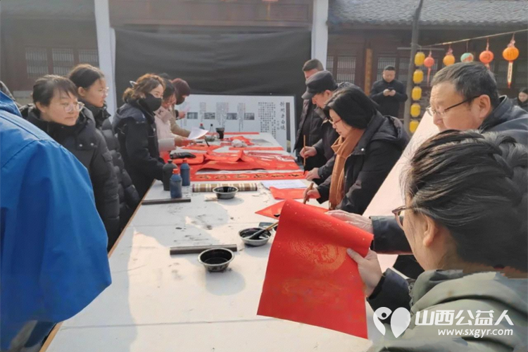 墨香粥暖迎新春·秀容志愿传温情----忻州市秀容志愿团队助力秀容书院博物馆新春文明实践活动以晒春联整春联的实干身影为年俗盛宴注入志愿力量 - 第9张