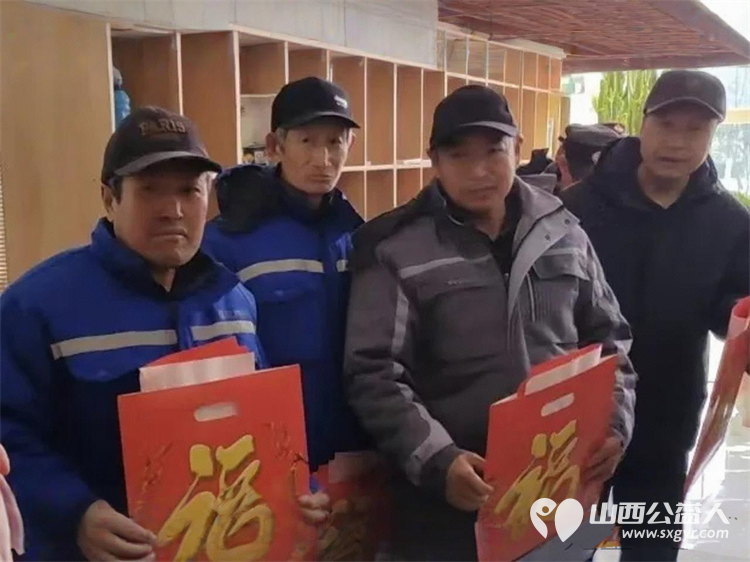 墨香茶暖赠春联文化公益润人心----忻州市遗山公园与紫庐茶具博物馆举办 岁稔遗山茶话年丰 迎春活动给园林养护工人保洁人员执勤交警赠送春联 - 第5张