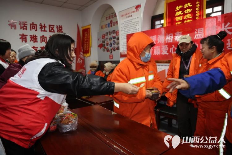 太谷区侨联联动多方开展“传承腊八古俗传递公益温情”志愿活动一碗碗热乎乎的腊八粥跨越城市街巷送到一线劳动者值班人员前来古城的四方游客手中 - 第4张