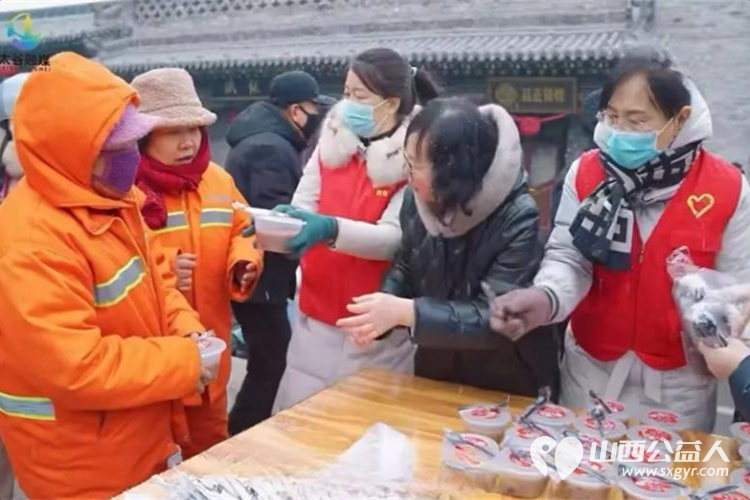 太谷区侨联联动多方开展“传承腊八古俗传递公益温情”志愿活动一碗碗热乎乎的腊八粥跨越城市街巷送到一线劳动者值班人员前来古城的四方游客手中 - 第6张